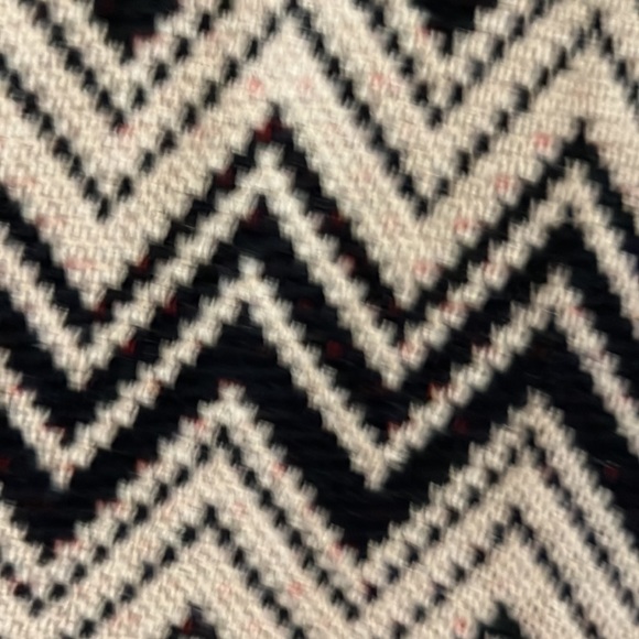 Light coat beig with black and the lining is red - Picture 5 of 5